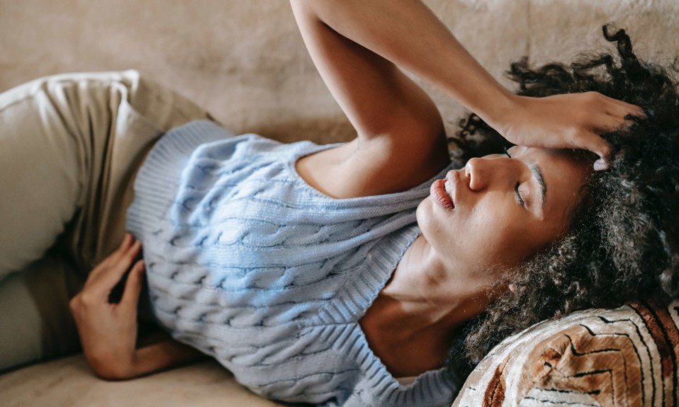 femme avec un mal de ventre