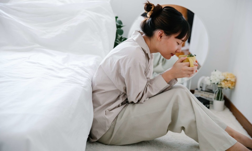 femme avec une tisane