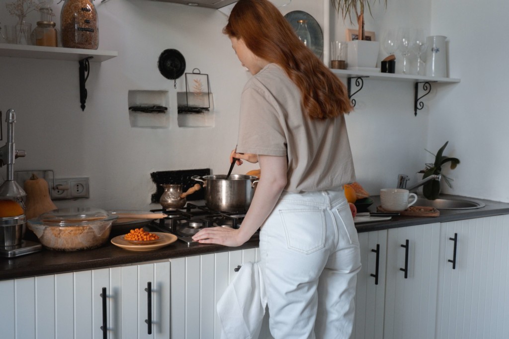 Une personne entrain de cuisiner